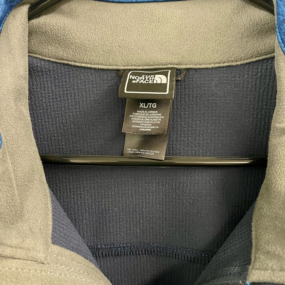 Like new men’s NorthFace lightweight jacket.  Size XL.  Worn only a few times. - Picture 2 of 3